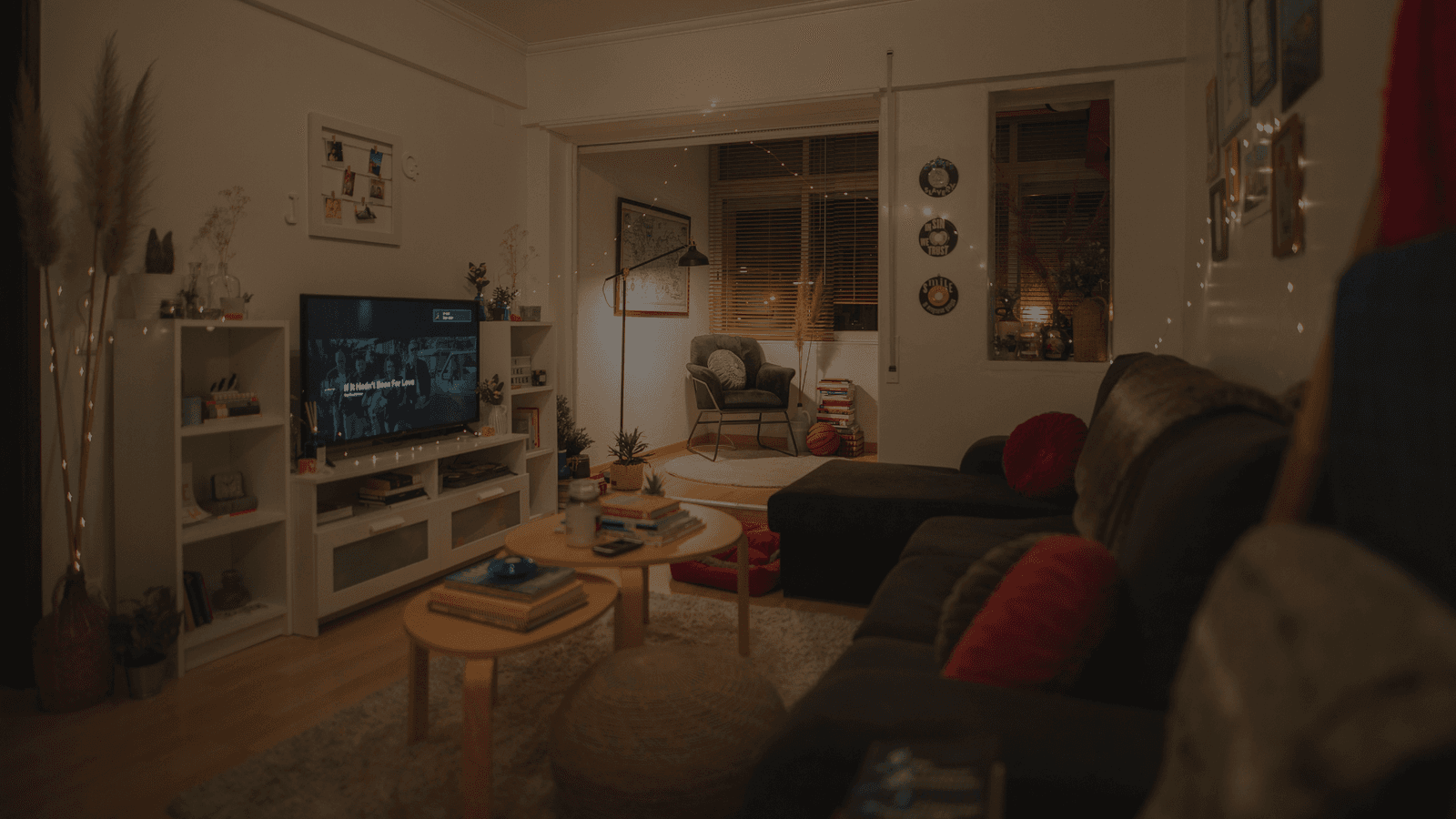Famille belge regardant l'IPTV dans un salon confortable